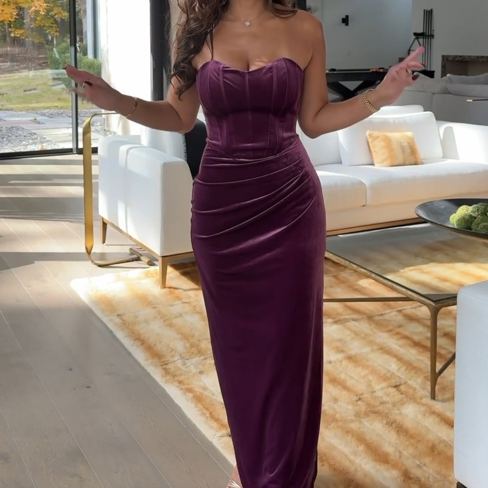Elegant Strapless Velvet Dress in Rich Purple